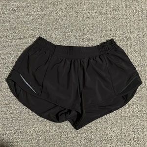 Lululemon Hotty Hot low rise lined short 2.5”